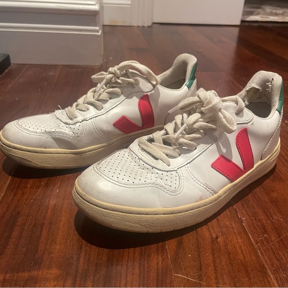 VEJA V-10 extra-white sneaker, red and green